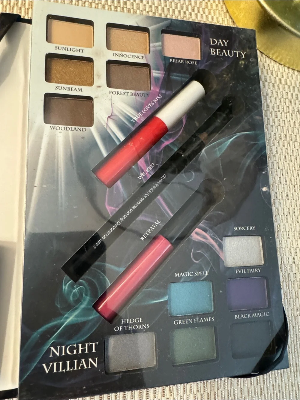 e.l.f. Disney Good vs Evil Beauty Book - sleeping beauty/maleficent